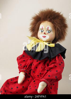 Garham, Allemagne. 18th novembre 2022. Dans cette illustration, une poupée de clown aux cheveux rouges vintage dans un costume rouge avec un col noir. Des poupées en porcelaine sont apparues au 18th siècle en France. Ils ont été utilisés pour promouvoir la mode française dans le monde. Habituellement, de telles poupées étaient fournies avec un grand nombre de vêtements et envoyées aux clients sous forme de mini mannequins. (Credit image: © Igor Golovniov/SOPA Images via ZUMA Press Wire) Banque D'Images
