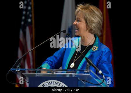 Militaire Femme Memorial Présidente Adjudant-chef de l’Armée de terre cinq (ret.) Phyllis J. Wilson s’exprime lors de la cérémonie d’anniversaire du Mémorial des femmes militaires de 25th au cimetière national d’Arlington, à Arlington, en Virginie, le 15 octobre 2022 Banque D'Images