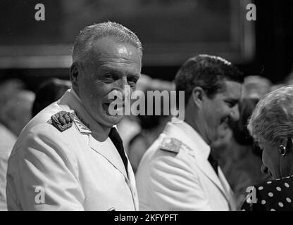 Le général argentin Leopoldo Fortunato Galtieri et son compagnon militaire de la junte, le commandant de l’Air Basilio Lami Dozo, lors de l’inauguration de Galtieri en tant que nouveau président de facto de l’Argentine, Buenos Aires, décembre 1981 Banque D'Images