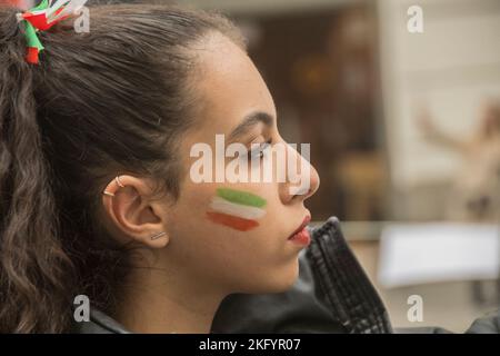 Plusieurs centaines d'Iraniens et leurs partisans ont manifesté contre ce qu'ils ont appelé des massacres par les autorités iraniennes depuis la mort de Mahsa Amini en détention par la police de moralité.les manifestants ont marché le long du Gran VI-a, l'une des rues principales de la ville, criant « pour les femmes d'Iran, pour la justice en Iran ! », « Femme, vie, La liberté et quelques slogans contre le gouvernement espagnol, que certains veulent rompre les relations diplomatiques avec l'Iran. Au moins 342 personnes ont été tuées dans les forces de sécurité iraniennes depuis le début des manifestations il y a deux mois, selon l'ONG Iran Human Rights (IHRONGO), basée à Oslo Banque D'Images