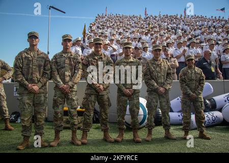 Six soldats Ivy participent au match de football Army vs Colgate, 15 octobre 2022, au stade Michie, USMA, West point, N.Y., les Black Knights de l'Armée ont mis en évidence la division d'infanterie 4th pendant le match, et ont gagné avec un score de glissement de terrain de 42-17. Banque D'Images