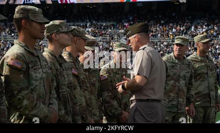 Le lieutenant-général Steven W. Gillan, surintendant de l'Académie militaire des États-Unis (USMA) met en vedette les soldats d'Ivy lors du match de football Army vs Colgate, 15 octobre 2022, au Michie Stadium, USMA, West point (N.Y.) six soldats Ivy ainsi que le major général David Hodne, commandant général de la division d'infanterie 4th et de fort Carson, et le sergent de commandement. Le Maj. Adam Nash, dirigeant principal de l'Inf. 4th. Dive. Et fort Carson, ont visité West point pour assister au match et encourager les Chevaliers noirs comme ils ont représenté les Inf 4th. Div. Banque D'Images