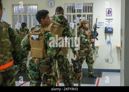 Les aviateurs des 374th forces de sécurité reçoivent leurs fusils de carabine délivrés M4 avant une formation de monture de garde à la base aérienne de Yokota, au Japon, le 15 octobre 2022. Le poste de garde est une formation obligatoire pour les aviateurs des forces de sécurité, où un chef de vol informera les défenseurs avant qu'ils commencent chaque quart de travail, pour s'assurer que les membres sont bien préparés à défendre la base. Banque D'Images