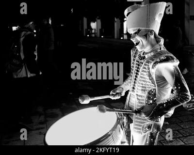 Un batteur du groupe de performance Spark! Dans les rues de la parade des lanternes Guy Fawkes, Barking et Dagenham, 5 novembre 2022. Banque D'Images