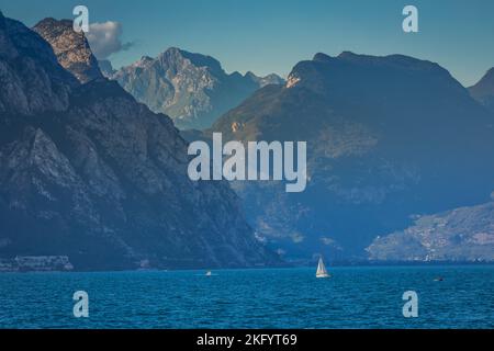 Voile seul dans le lac de Garde avec paysage dramatique près de Riva del Garda, Italie Banque D'Images