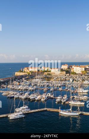 Marina avec voiliers amarrés et yachts, ville d'Ajaccio, Corse, France. Banque D'Images