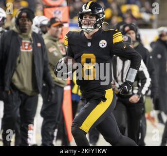 Pittsburgh, États-Unis. 20th novembre 2022. Le quarterback des Steelers de Pittsburgh Kenny Pickett (8) court pour les coulisses et gagne 14 mètres au deuxième trimestre contre les Bengals de Cincinnati au stade d'Acrisure, dimanche, 20 novembre 2022 à Pittsburgh. Photo par Archie Carpenter/UPI crédit: UPI/Alay Live News Banque D'Images