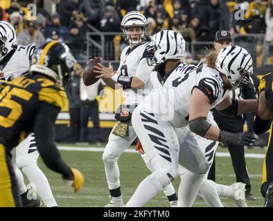 Pittsburgh, États-Unis. 20th novembre 2022. Le quarterback des Bengals de Cincinnati Joe Burrow (9) lance dans le premier trimestre contre les Steelers de Pittsburgh au stade d'Acrisure dimanche, 20 novembre 2022 à Pittsburgh. Photo par Archie Carpenter/UPI crédit: UPI/Alay Live News Banque D'Images