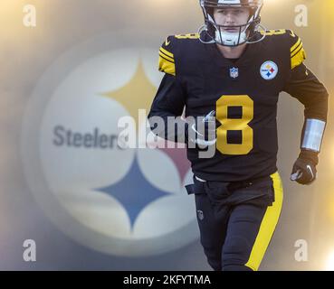 Pittsburgh, États-Unis. 20th novembre 2022. Le quarterback des Steelers de Pittsburgh Kenny Pickett (8) prend le terrain avant le début du match contre les Bengals de Cincinnati au stade d'Acrisure, dimanche, 20 novembre 2022 à Pittsburgh. Photo par Archie Carpenter/UPI crédit: UPI/Alay Live News Banque D'Images