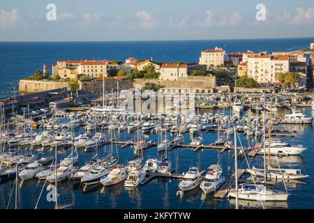 Marina avec voiliers amarrés et yachts, ville d'Ajaccio, Corse, France. Banque D'Images