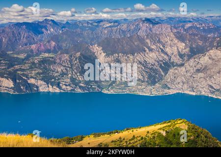 Au-dessus du lac de Garde idyllique et turquoise de Monte Baldo, Malcesine, Italie Banque D'Images