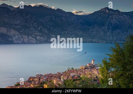 Au-dessus du lac de Garde idyllique à Malcesine au coucher du soleil, alpes italiennes Banque D'Images