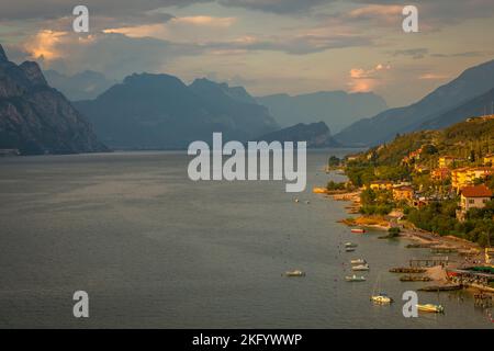 Au-dessus du lac de Garde idyllique avec des voiliers à Malcesine au coucher du soleil, alpes italiennes Banque D'Images