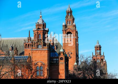 Détails architecturaux sur les tours au-dessus de l'entrée du musée et de la galerie d'art Kelvingrove, Glasgow, Écosse, Royaume-Uni Banque D'Images