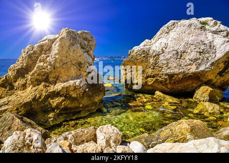 Mer Plage de pierres et rochers, Beausoleil, Nice, Nice, Alpes-Maritimes, Provence-Alpes-Côte d'Azur, Cote d'Azur, d'Azur, France. Banque D'Images