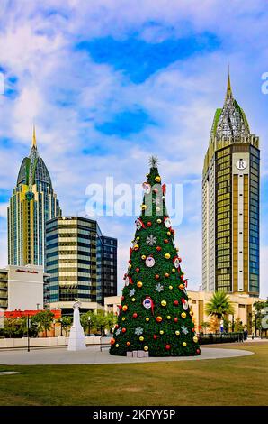 L'arbre de Noël de la ville est exposé au parc Mardi gras, 20 novembre 2022, à Mobile, Alabama. Banque D'Images