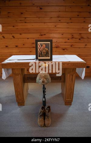 Soldats, amis et membres de la famille du sergent de l'armée américaine. Cody surprise, troupe Charlie, 1st escadron, 172nd Cavalry Regiment (Mountain), 86th Infantry Brigade combat Team (Mountain), Garde nationale de l'Armée du Vermont, se réunissent pour un service commémoratif à la chapelle du champ de tir d'Ethan Allen, Jericho, Vt., 16 octobre 2022. Le service comprend l'inauguration de la Lyndonville Armory Gym en l'honneur de la surprise qui a péri d'un accident de natation sur 21 mai 2022. Banque D'Images