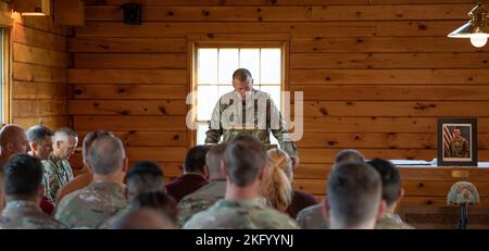 Soldats, amis et membres de la famille du sergent de l'armée américaine. Cody surprise, troupe Charlie, 1st escadron, 172nd Cavalry Regiment (Mountain), 86th Infantry Brigade combat Team (Mountain), Garde nationale de l'Armée du Vermont, se réunissent pour un service commémoratif à la chapelle du champ de tir d'Ethan Allen, Jericho, Vt., 16 octobre 2022. Aumônier de l'armée américaine (Maj.) Eric Stuepfert, aumônier de brigade, 86th IBCT (MTN), fait des remarques. Le service comprend l'inauguration de la Lyndonville Armory Gym en l'honneur de la surprise qui a péri d'un accident de natation sur 21 mai 2022. Banque D'Images