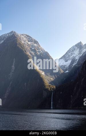 Les parois montagneuses de la tour Milford Sound au-dessus des 500ft hautes chutes de Stirling par une journée claire et bleue. Banque D'Images