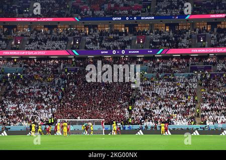 Doha, Katar. 20th novembre 2022. Un bloc entier de fans de Qatari, fans de football crée une ambiance artificielle. Match 1, Groupe A Qatar - Équateur 0-2, le 20/11/2022, stade Al Bayt. Coupe du monde de football 20122 au Qatar à partir de 20,11. - 18.12.2022 ? Credit: dpa/Alay Live News Banque D'Images