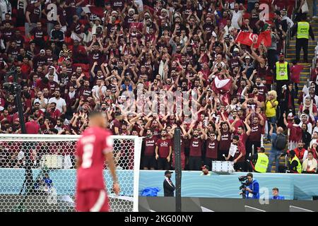 Doha, Katar. 20th novembre 2022. Un bloc entier de fans de Qatari, fans de football crée une atmosphère artificielle. Match 1, Groupe A Qatar - Équateur 0-2, le 20/11/2022, stade Al Bayt. Coupe du monde de football 20122 au Qatar à partir de 20,11. - 18.12.2022 ? Credit: dpa/Alay Live News Banque D'Images