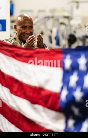 Tech. Sgt. Abelardojohn Llanesa, 142nd officier responsable du service d'honneur de la Garde d'honneur, instruit les nouveaux gardes d'honneur sur la façon de déplier le drapeau des États-Unis pour la présentation cérémonielle, 16 octobre 2022, base de la Garde nationale aérienne de Portland, Ore. La Garde d'honneur est composée de bénévoles des rangs des membres inscrits, officiers de classe de compagnie, et des agents de niveau local. Banque D'Images