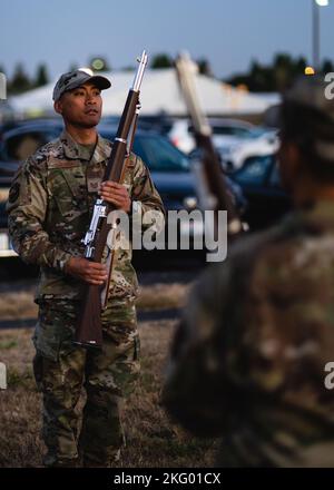 Tech. Sgt. Abelardojohn Llanesa, officier en charge de la garde d'honneur de 142nd ans, démontre les positions du fusil lors d'une formation de garde d'honneur le 16 octobre 2022 à la base de la Garde nationale aérienne de Portland, en Oregon. La garde d'honneur de la Force aérienne a été lancée en 1948 lorsque les dirigeants de la Force aérienne nationale ont décidé qu'il y avait besoin d'unités cérémonielles. Banque D'Images