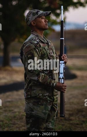 Tech. Sgt. Abelardojohn Llanesa, 142nd officier responsable du service de garde d'honneur, dirige une formation de garde d'honneur d'introduction le 16 octobre 2022 à la base de garde nationale aérienne de Portland, en Oregon. Dans la Garde nationale aérienne de l'Oregon, les membres de la garde d'honneur exercent leurs fonctions de garde d'honneur en plus de leurs fonctions normales de poste. Banque D'Images