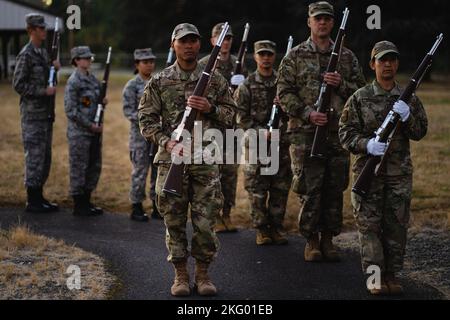 Tech. Sgt. Abelardojohn Llanesa, 142nd officier responsable du service d'honneur de la Garde d'honneur, dirige un exercice de marche pendant la formation de la Garde d'honneur le 16 octobre 2022 à la base de la Garde nationale aérienne de Portland, en Oregon. La Garde d'honneur de la Force aérienne a été lancée en 1948 lorsque les dirigeants de la Force aérienne nationale ont décidé qu'il y avait besoin d'unités de cérémonie. Banque D'Images