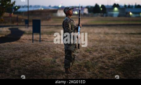 Tech. Sgt. Abelardojohn Llanesa, 142nd officier responsable du service de garde d'honneur, dirige une formation de garde d'honneur d'introduction le 16 octobre 2022 à la base de garde nationale aérienne de Portland, en Oregon. Dans la Garde nationale aérienne de l'Oregon, les membres de la garde d'honneur exercent leurs fonctions de garde d'honneur en plus de leurs fonctions normales de poste. Banque D'Images