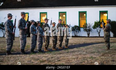 Tech. Sgt. Abelardojohn Llanesa, officier en charge de la garde d'honneur de 142nd ans, démontre les positions du fusil lors d'une formation de garde d'honneur le 16 octobre 2022 à la base de la Garde nationale aérienne de Portland, en Oregon. La garde d'honneur de la Force aérienne a été lancée en 1948 lorsque les dirigeants de la Force aérienne nationale ont décidé qu'il y avait besoin d'unités cérémonielles. Banque D'Images