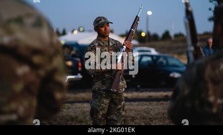 Tech. Sgt. Abelardojohn Llanesa, officier en charge de la garde d'honneur de 142nd ans, démontre les positions du fusil lors d'une formation de garde d'honneur le 16 octobre 2022 à la base de la Garde nationale aérienne de Portland, en Oregon. La garde d'honneur de la Force aérienne a été lancée en 1948 lorsque les dirigeants de la Force aérienne nationale ont décidé qu'il y avait besoin d'unités cérémonielles. Banque D'Images