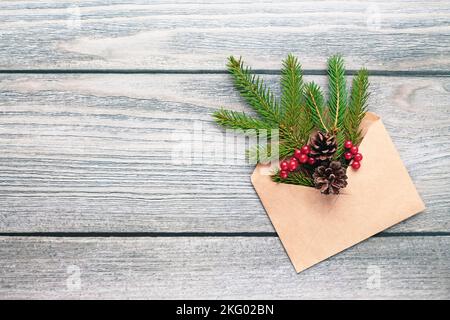 Branches d'arbre de Noël en papier sur fond de bois, tendance éco-durable décorations Banque D'Images