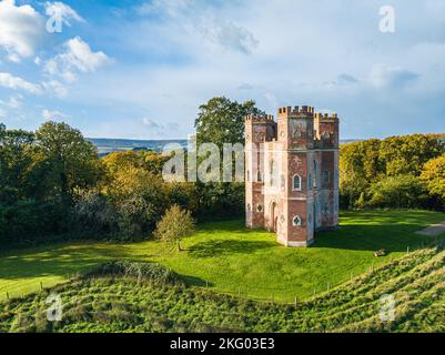 La tour Belvedere au-dessus du parc Powderham d'un drone aux couleurs automnales, Château de Powderham, Exeter, Devon, Angleterre Banque D'Images