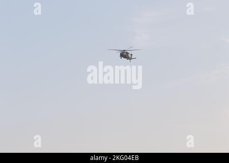 ÉTATS-UNIS L'hélicoptère militaire UH-60M Black Hawk effectue un survol de la zone d'atterrissage d'Udairi à Camp Buehring, Koweït, 17 octobre 2022. Le Black Hawk a été piloté par les pilotes de la Force opérationnelle Rough Rider du 3rd Bataillon, 142nd Aviation Regiment, Bataillon des hélicoptères d'assaut, attaché à la 36th Brigade de l'aviation de combat. Deux États-Unis ont survolé à côté du Black Hawk Les Apaches de l'armée AH-64E ont été volées par des pilotes de la Force opérationnelle No Mercy du Bataillon 1st, du Régiment d'aviation 101st, du Bataillon d'hélicoptères d'attaque, attaché au CAB 36th, et deux typhons Eurofighter F-2000 italiens, pilotés par des pilotes d'avions de chasse du Groupe de travail Typhoon, I Banque D'Images