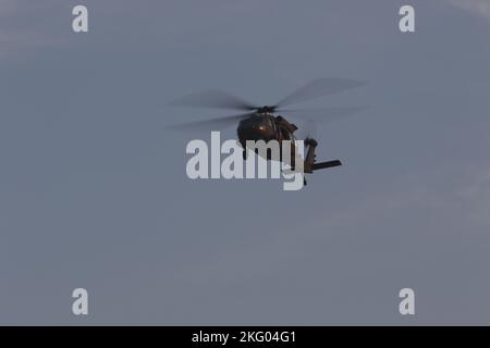 ÉTATS-UNIS L'hélicoptère militaire UH-60M Black Hawk effectue un survol de la zone d'atterrissage d'Udairi à Camp Buehring, Koweït, 17 octobre 2022. Le Black Hawk a été piloté par les pilotes de la Force opérationnelle Rough Rider du 3rd Bataillon, 142nd Aviation Regiment, Bataillon des hélicoptères d'assaut, attaché à la 36th Brigade de l'aviation de combat. Deux États-Unis ont survolé à côté du Black Hawk Les Apaches de l'armée AH-64E ont été volées par des pilotes de la Force opérationnelle No Mercy du Bataillon 1st, du Régiment d'aviation 101st, du Bataillon d'hélicoptères d'attaque, attaché au CAB 36th, et deux typhons Eurofighter F-2000 italiens, pilotés par des pilotes d'avions de chasse du Groupe de travail Typhoon, I Banque D'Images
