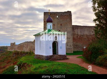 L'ancienne église Izborskaya en pierre. Chapelle de l'icône Korsun de la mère de Dieu aux murs de la forteresse. Izborsk, région de Pskov, Russie, 2022 Banque D'Images