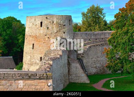 Ancienne forteresse Izborskaya en pierre. La Tour des Ténèbres aux ruines des murs de la forteresse, un monument architectural du XIV-XVII siècle. Izborsk, Psko Banque D'Images