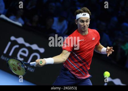 Turin, Italie. 20th novembre 2022. Casper Ruud de Norvège fait un retour lors du match final des finales de l'ATP contre Novak Djokovic de Serbie à Turin, Italie, 20 novembre 2022. Credit: STR/Xinhua/Alay Live News Banque D'Images