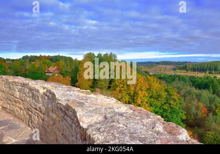 Paysage d'automne depuis les murs de la forteresse. Vieux paysage russe sous un ciel nuageux. Izborsk, région de Pskov, Russie, 2022 Banque D'Images