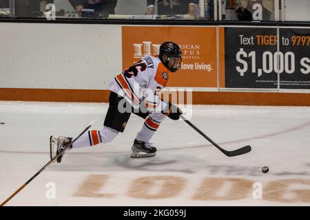 19 novembre 2022: RIT Tigers Forward Cody Laskosky (26) skate avec le palet dans la deuxième période contre l'équipe USA. Le Rochester Institute of Technology Tigers a accueilli l'équipe américaine des moins de 18 ans dans un jeu d'exposition de la NCAA Division 1 au Gene Polisseni Center de Rochester, New York. (Jonathan Tenca/CSM) Banque D'Images