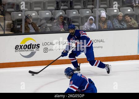 19 novembre 2022: L'équipe américaine avant Alex Weiermair (29) skate avec le palet dans la deuxième période contre les Tigres RIT. Le Rochester Institute of Technology Tigers a accueilli l'équipe américaine des moins de 18 ans dans un jeu d'exposition de la NCAA Division 1 au Gene Polisseni Center de Rochester, New York. (Jonathan Tenca/CSM) Banque D'Images