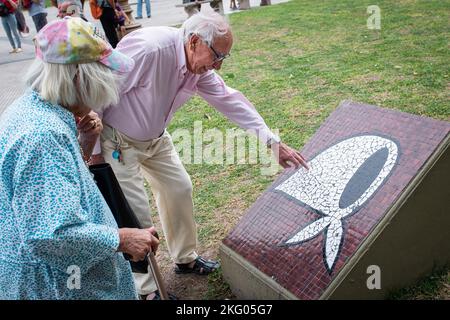 Buenos Aires, Argentine. 20th novembre 2022. Un couple de plus en plus pleure la mort de Hebe de Bonafini à un monolithe en l'honneur des mères de la Plaza de Mayo. De Bonafini, qui est devenu militant des droits de l'homme lorsque ses deux fils ont été arrêtés et disparus sous la dictature militaire Argentine, est décédé dimanche, à l'âge de 93 ans. Crédit : SOPA Images Limited/Alamy Live News Banque D'Images