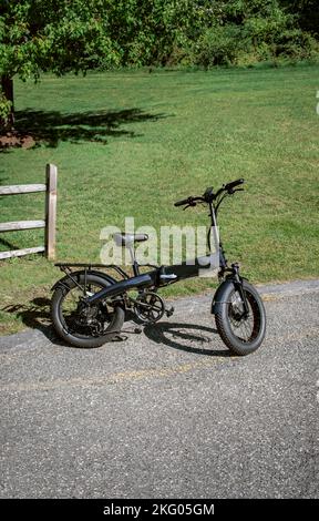 Vélo électrique pliable à pneu gros avec suspension, vitesses élevées en douceur, groupe boue de pneu pour passager, garde-boue et pare-boue, 7 rapports, feux arrière et avant et réflexion Banque D'Images