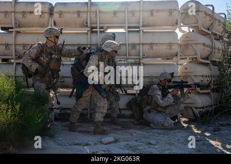 Les soldats américains du corps des Marines avec 2nd Bataillon, 7th Marine Regiment, 1st Marine Division, prennent la couverture d'un tir simulé d'armes légères pendant les tactiques de soutien d'assaut 1 (AST-1) dans le cadre du cours d'instructeur d'armes et de tactiques (WTI) 1-23, à la zone d'entraînement de combat Village, Wellton, Arizona, 17 octobre 2022. AST-1 est un événement de jour, de force sur la force qui offre à WTIS prospectif l'occasion de planifier, de briefer et d'exécuter un assaut aérien renforcé par la compagnie tout en intégrant les six fonctions de Marine Aviation. Banque D'Images