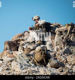 Les soldats américains du corps des Marines avec 2nd Bataillon, 7th Marine Regiment, 1st Marine Division, assurent la sécurité depuis le sommet d'une colline pendant les tactiques de soutien d'assaut 1 (AST-1) dans le cadre du cours d'instructeur d'armes et de tactiques (WTI) 1-23, à la zone d'entraînement de combat Village, Wellton, Arizona, 17 octobre 2022. AST-1 est un événement de jour, de force sur la force qui offre à WTIS prospectif l'occasion de planifier, de briefer et d'exécuter un assaut aérien renforcé par la compagnie tout en intégrant les six fonctions de Marine Aviation. Banque D'Images