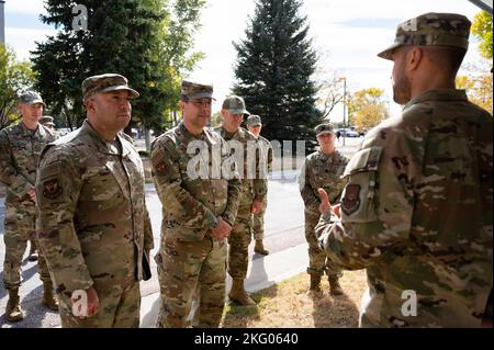 Major-général Andrew Gebara, centre, commandant de la Force aérienne et du Centre des opérations de grève interarmées-mondiale 8th, et Sgt. Steve Cenov, à gauche, chef de commandement de la Force aérienne en 8th et chef principal de J-GSOC inscrit, est informé par un membre de la 28th Bomb Wing à la base aérienne d'Ellsworth, S.D., le 17 octobre 2022. La quatre-vingt-huitième équipe de direction a établi des liens avec des aviateurs d'Ellsworth pour obtenir un aperçu des projets soutenant l'arrivée future du B-21 Raider. Banque D'Images