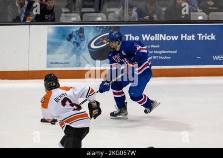 19 novembre 2022: Équipe USA défenseur Aram Minnetian (17) skate avec le palet dans la troisième période contre les Tigres RIT. Le Rochester Institute of Technology Tigers a accueilli l'équipe américaine des moins de 18 ans dans un jeu d'exposition de la NCAA Division 1 au Gene Polisseni Center de Rochester, New York. (Jonathan Tenca/CSM) Banque D'Images