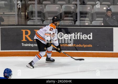 19 novembre 2022: RIT Tigers avant Andrew Petrucci (27) skate avec le palet dans la troisième période contre l'équipe USA. Le Rochester Institute of Technology Tigers a accueilli l'équipe américaine des moins de 18 ans dans un jeu d'exposition de la NCAA Division 1 au Gene Polisseni Center de Rochester, New York. (Jonathan Tenca/CSM) Banque D'Images