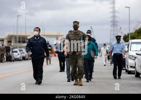 Hajime Nakama, à gauche, le maire de Kin, Okinawa, et le Colonel Richard M. Martin du corps des Marines des États-Unis, au centre, commandant du III MEF information Group, observez les résidents japonais locaux participer à un exercice d'évacuation au tsunami durant l'exercice constant vigilance 2022 sur Camp Hansen, Okinawa, Japon, le 18 octobre 2022. L'exercice annuel a été organisé pour indiquer l'état de préparation et les capacités des diverses installations et des premiers intervenants en cas d'urgence. CV22 est une évaluation de la condition de protection de la Force et de l'intervention en cas de crise visant à valider les installations régionales, les camps et le plan antiterroriste des locataires Banque D'Images